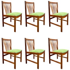 Un ensemble de 6 chaises de salle à manger modernes du milieu du siècle dernier, vers les années 1960. Récemment reupholstereD