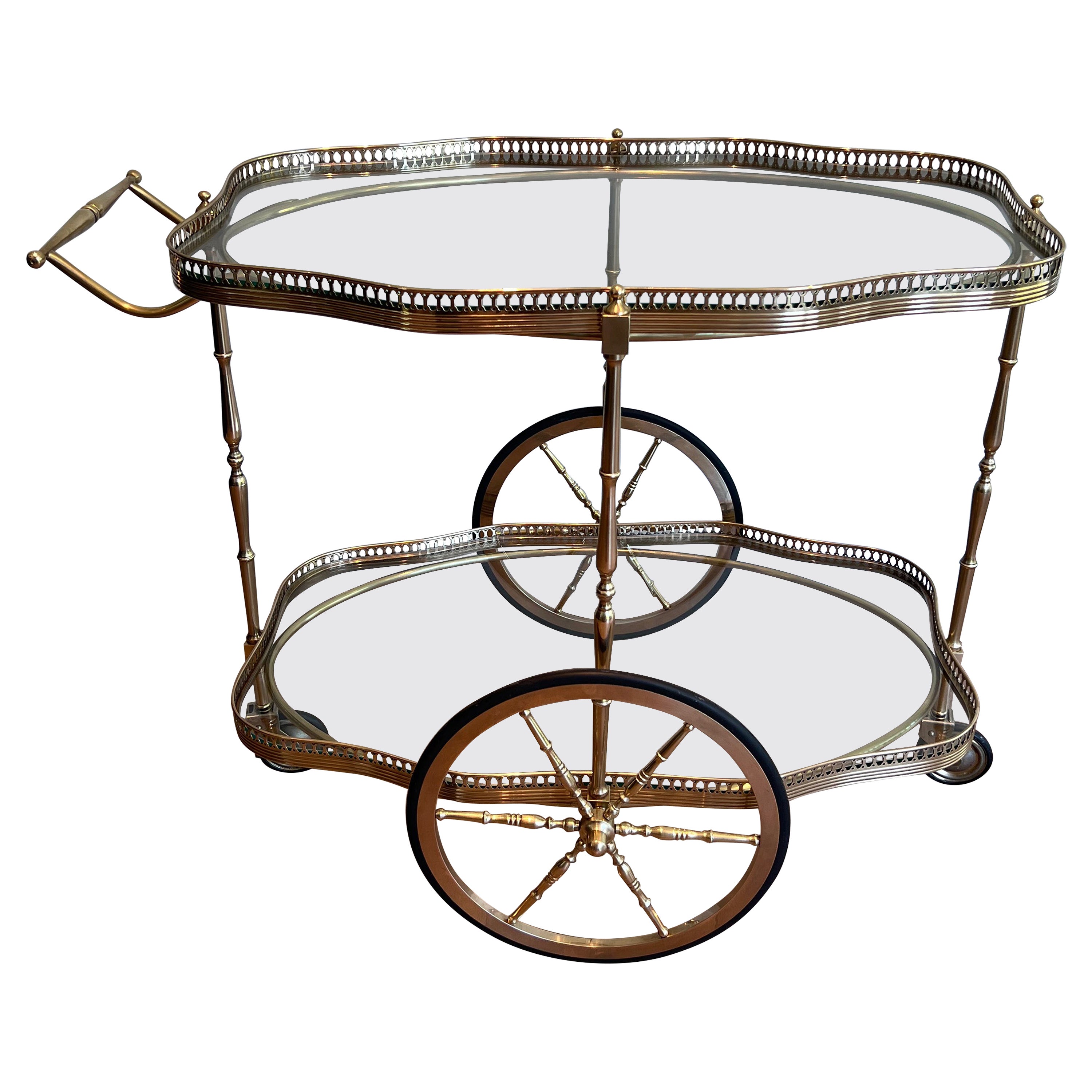 Chariot de bar ovale de style néoclassique avec deux étagères en verre en vente