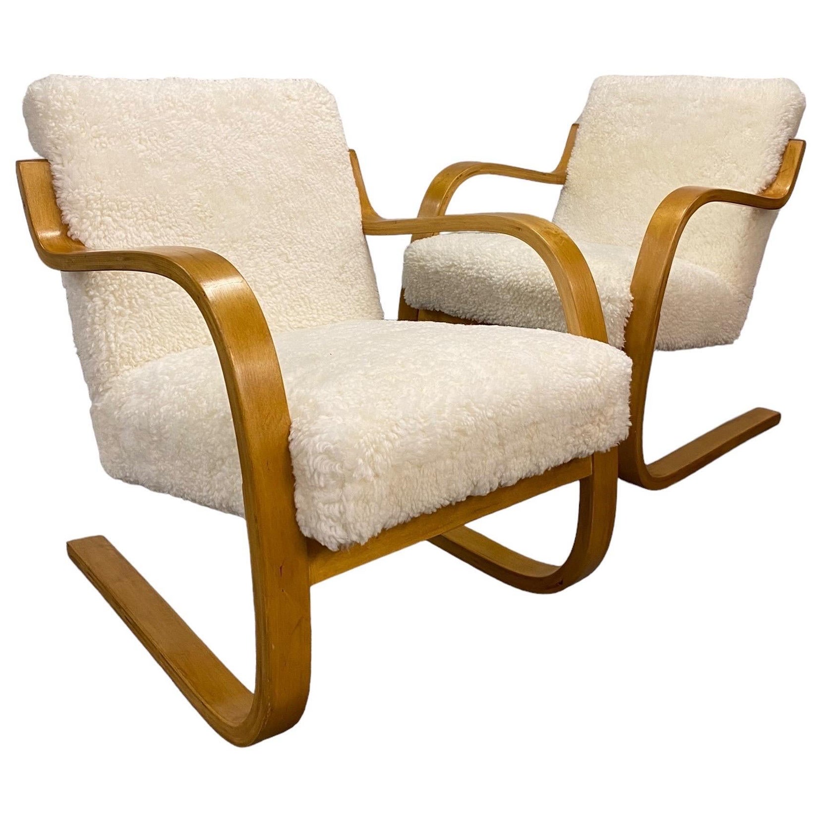 Una bellissima coppia di sedie a sbalzo di metà secolo di Alvar Aalto modello 402, note anche come Pikkupaimio (piccolo paimio), associate al leggendario Sanatorio di Paimio progettato da Aalto. 

Le sedie sono leggere e possono essere collocate