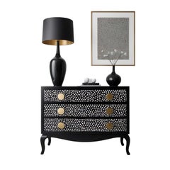 Commode noire à incrustation de pois