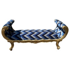 Französische sinnliche geschwungene Armbank im Louis-XVI.-Stil aus vergoldetem Gold mit Schnörkeln