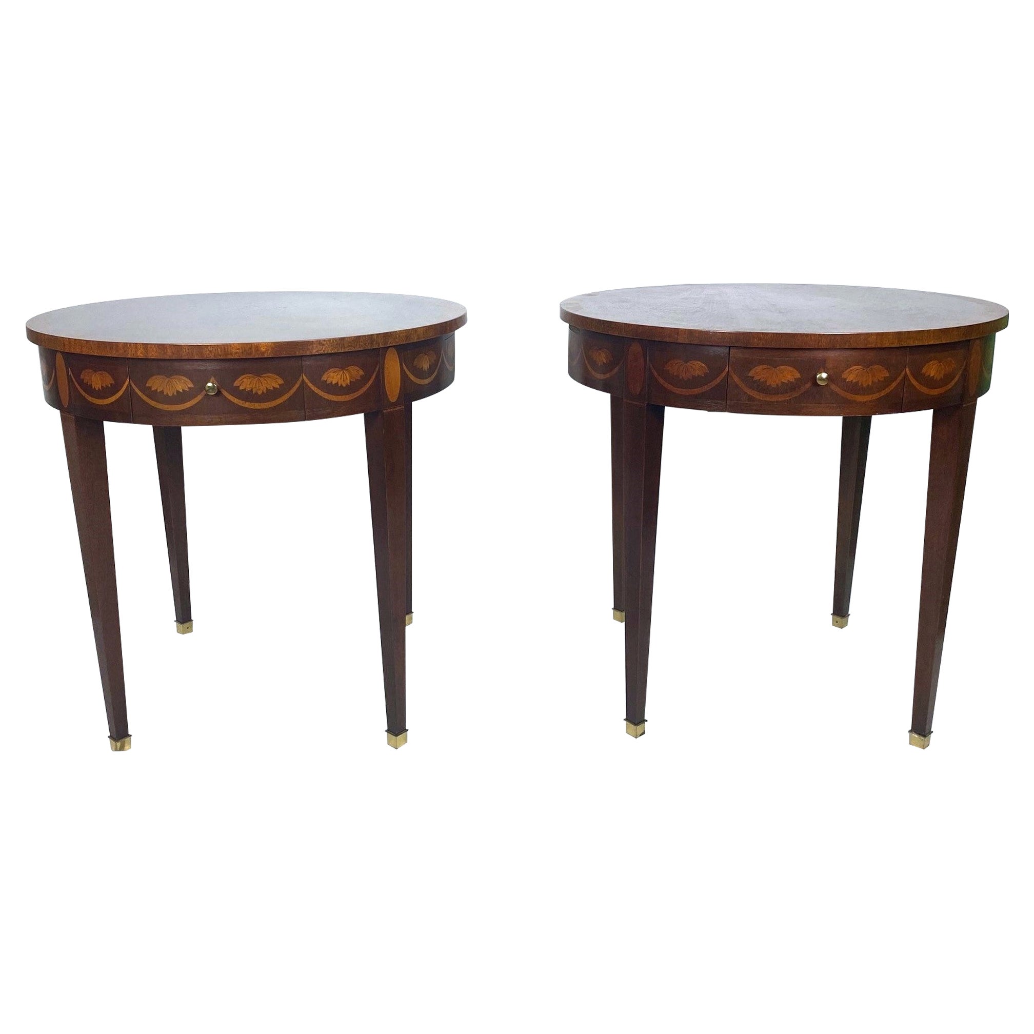 Tables d'appoint de style néoclassique en acajou satiné S/2 en vente
