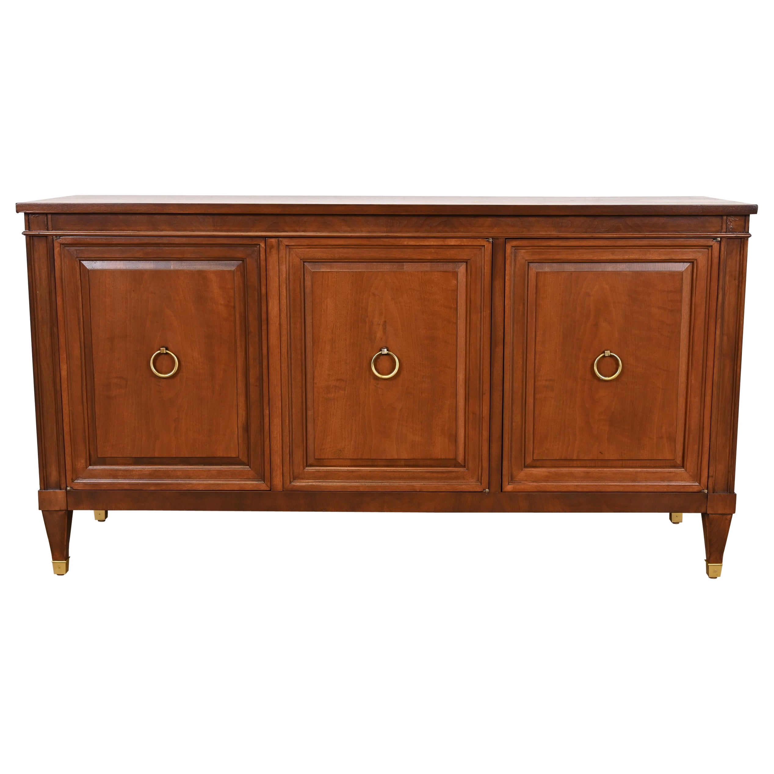 Baker Furniture Mid-Century French Regency Sideboard or Bar Cabinet en bois de cerisier