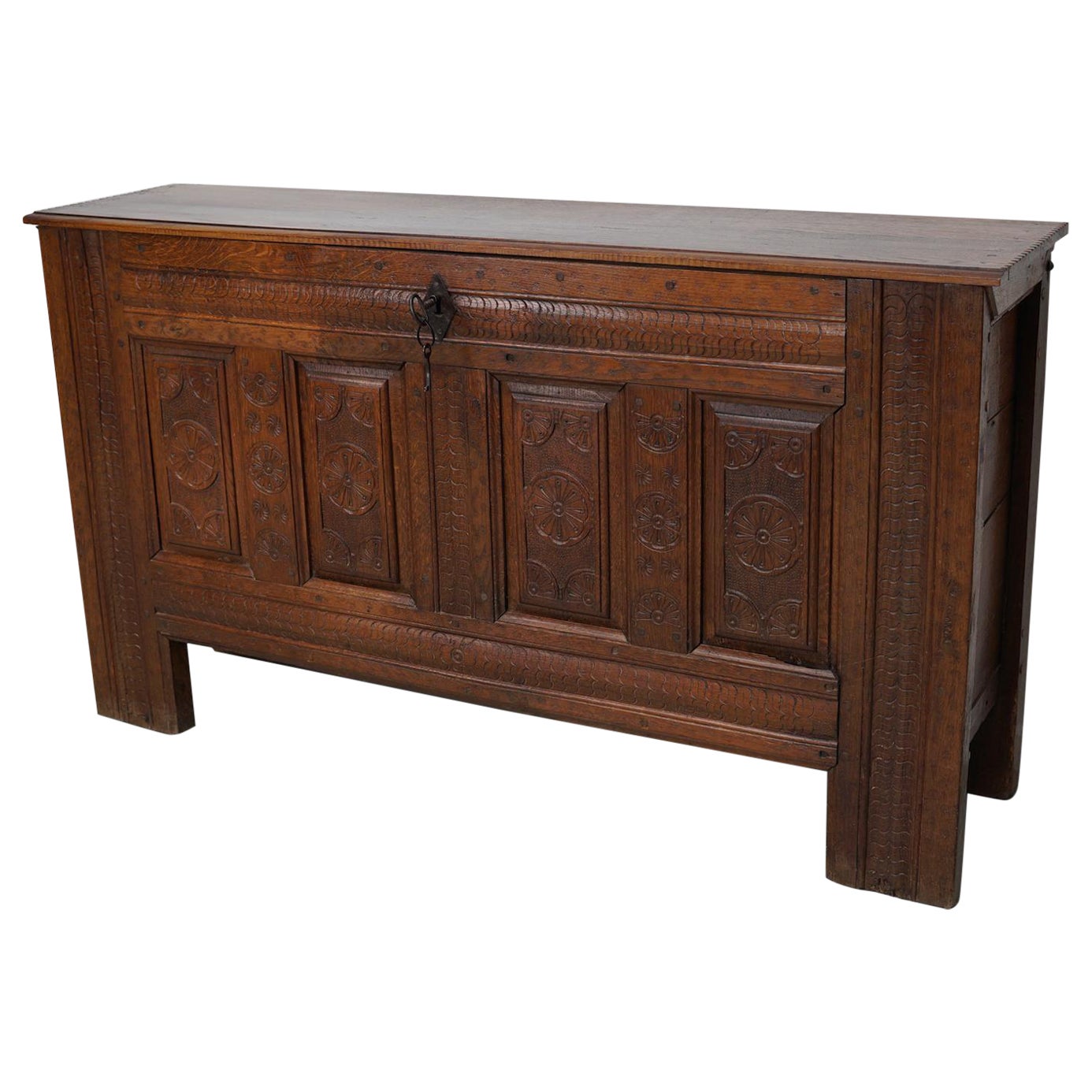 Coffre / table d'appoint en chêne hollandais sculpté du milieu du XVIIIe siècle