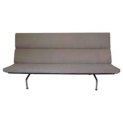 Eames Compact Sofa in reichem italienischem Leinen