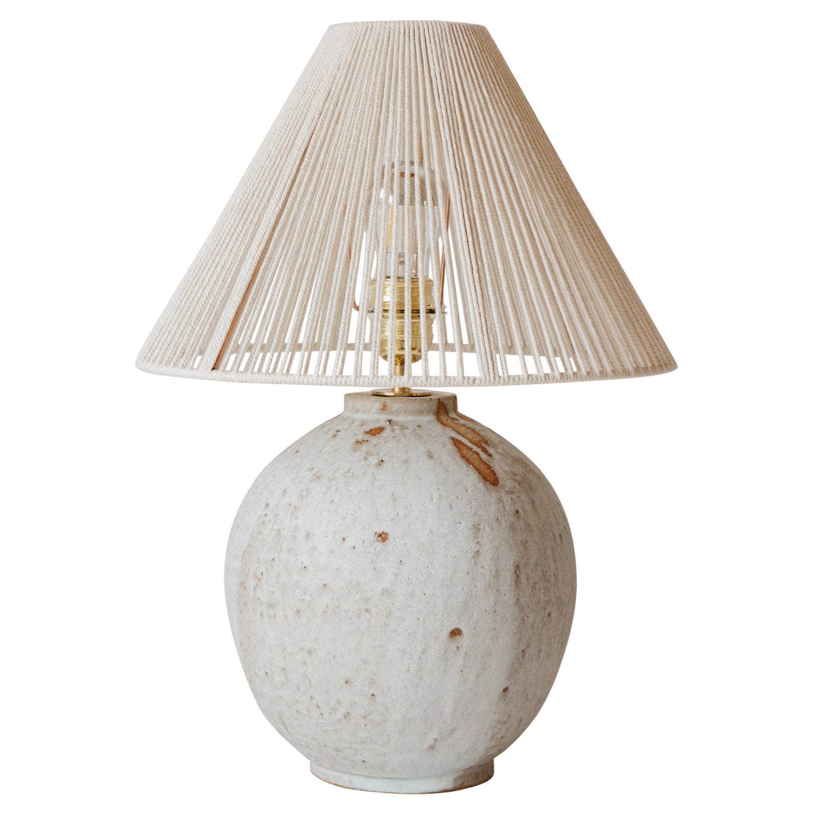 Lampe de table Michelle en céramique blanc crème mat par Grès Éditions