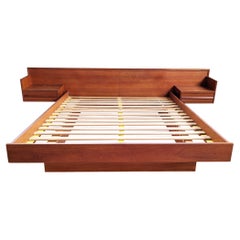 Cama de plataforma danesa de teca moderna de mediados de siglo + mesillas de noche flotantes