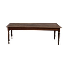 Table de salle à manger en noyer massif français, vers 1920.