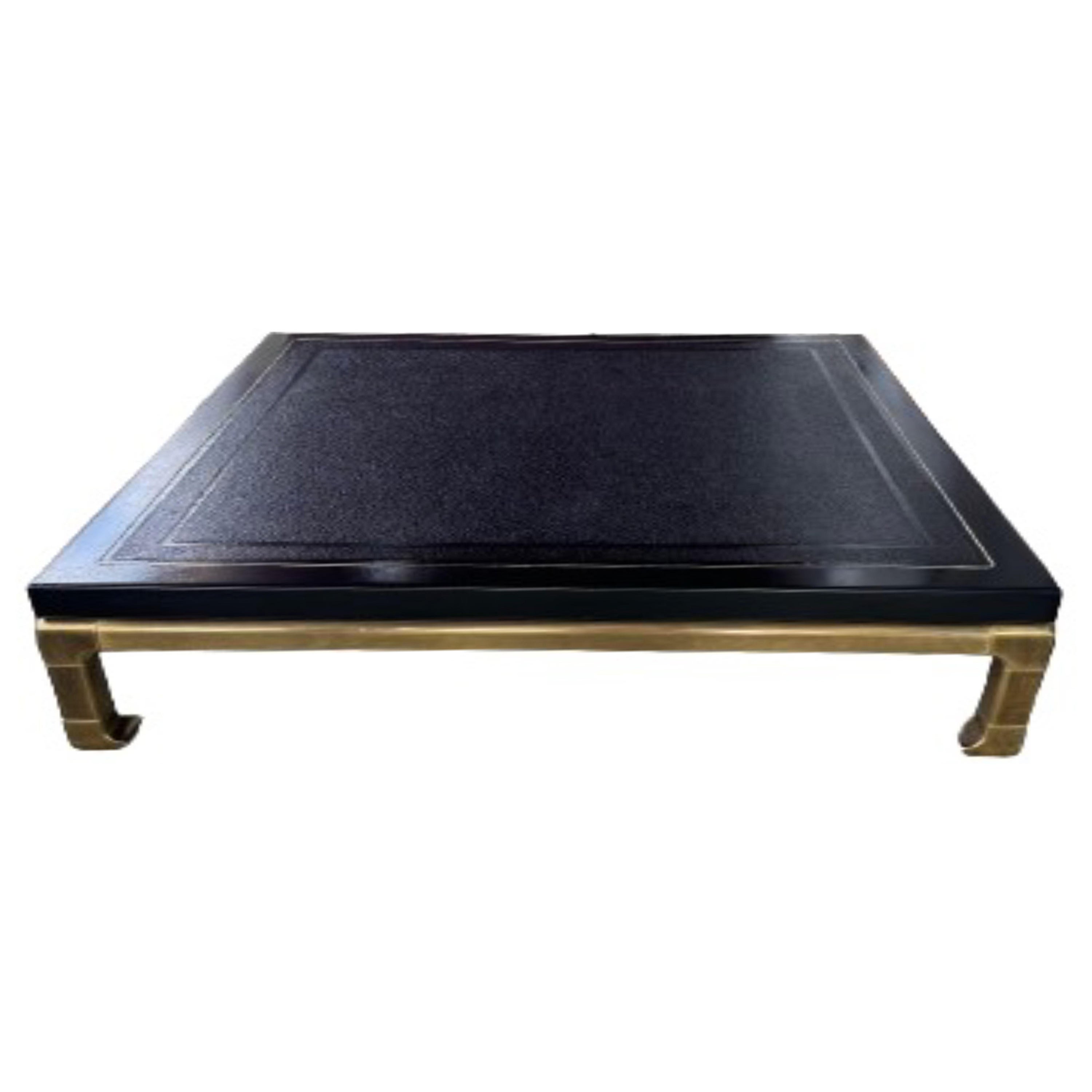 Table basse noire et laiton Mastercrafters en vente