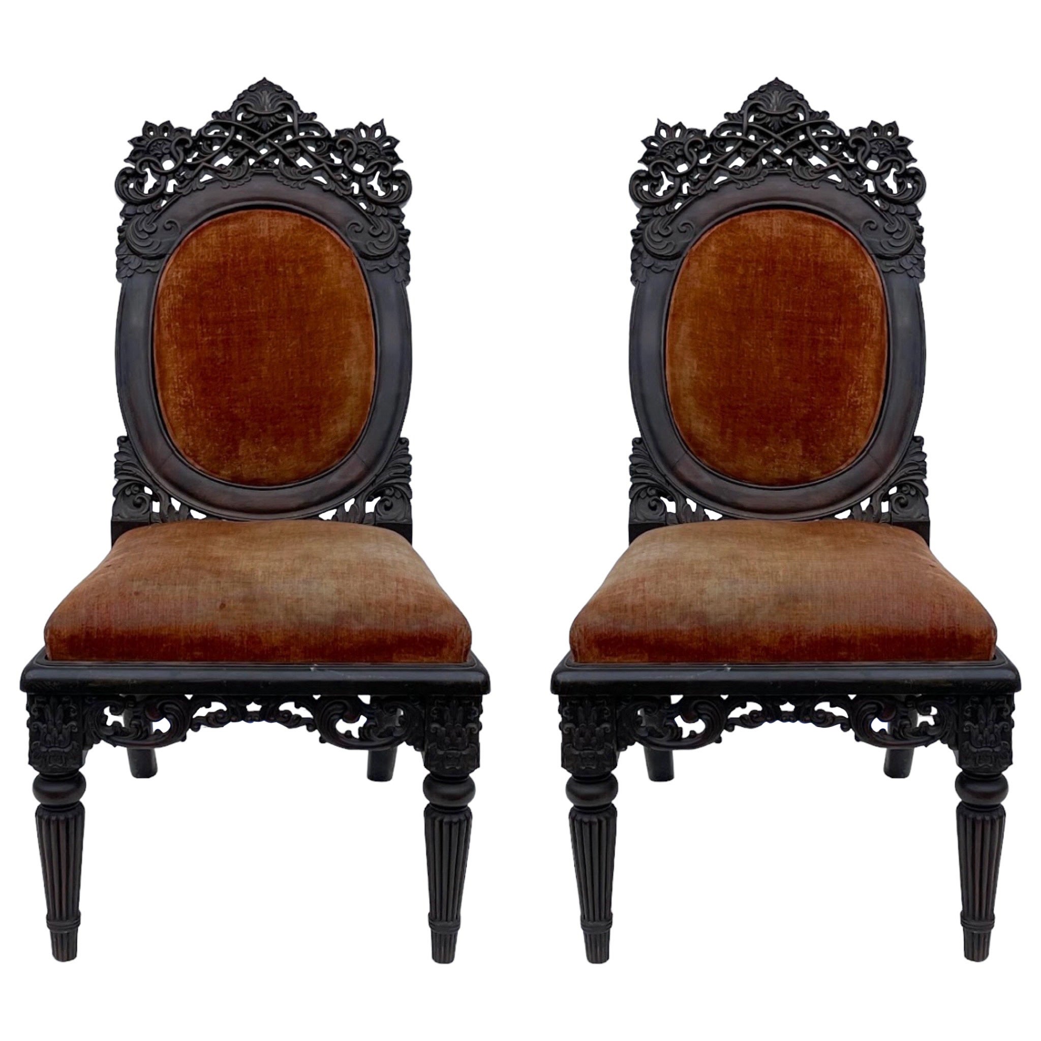 19ème siècle. Paire de chaises d'appoint en teck sculpté de style marocain/anglo-indien George IV