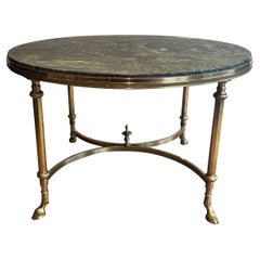 Table basse ronde en bronze et laiton avec plateau en marbre de Maison Jansen
