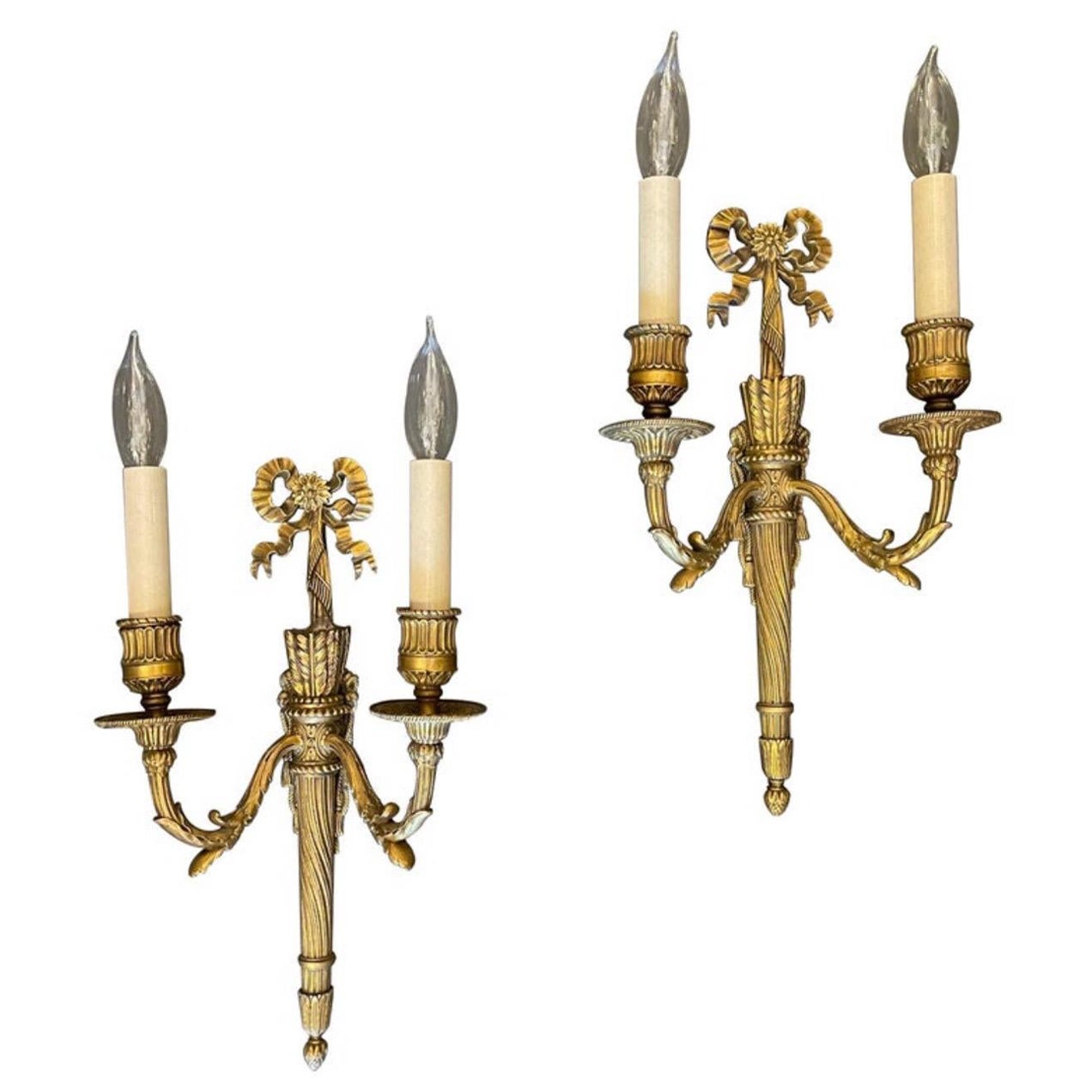 Merveilleuse paire d'appliques à deux lumières Caldwell en bronze doré avec nœud de torchère