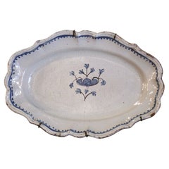 Piatto di maiolica francese del XVIII secolo dipinto a mano in bianco e blu proveniente dalla Normandia