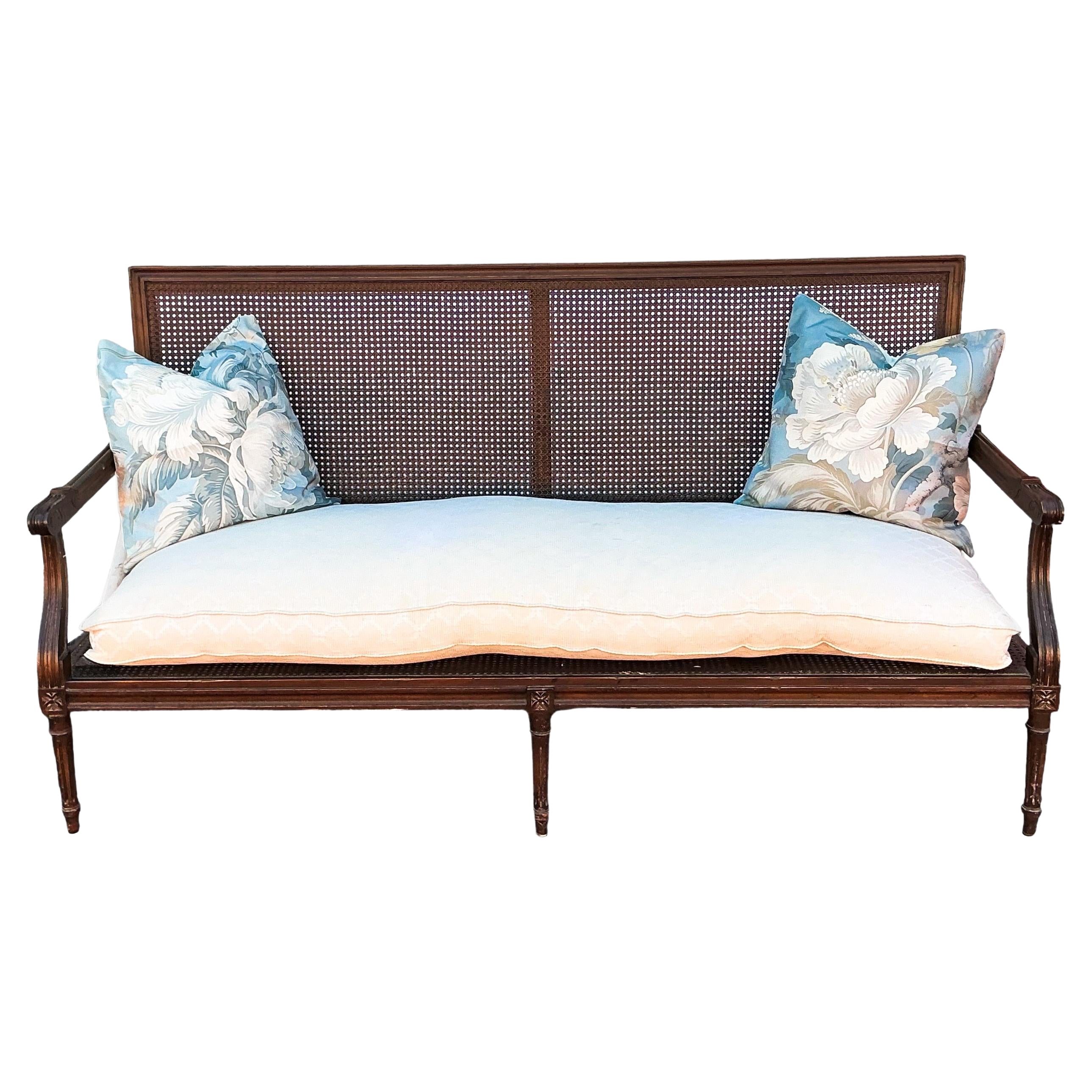 Début du 20e siècle. Canapé en noyer sculpté de style Louis XIV avec coussin en duvet