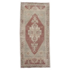 Orientalischer handgeknüpfter türkischer Vintage-Miniteppich 1'9" x 3'9" #10593