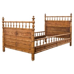 Letto inglese Aesthetic Movement del 19° secolo in finto bambù di pino
