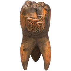 Riesiger Keramikmolar mit "Kampf dem Zahnwurm"-Bild
