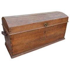 Baule spagnolo in legno del XIX secolo con maniglie in ferro e bronzo