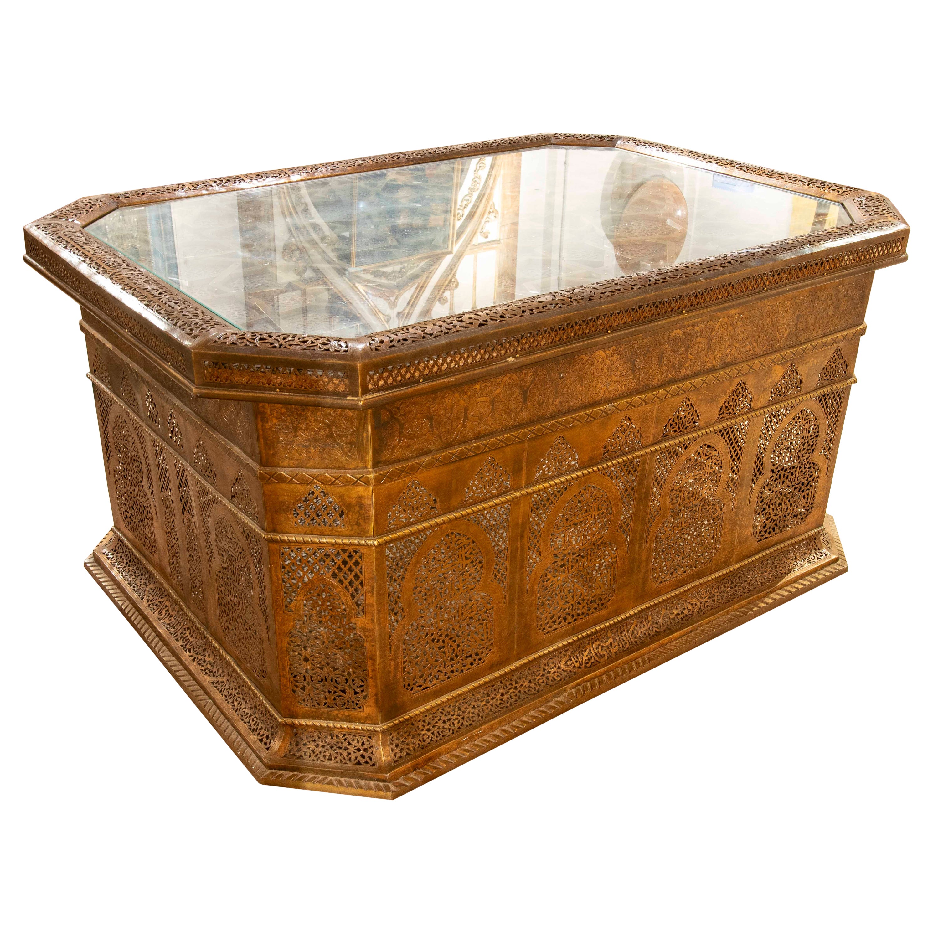 Tavolino in ottone degli anni '80 con decorazione traforata in stile moresco e vetro