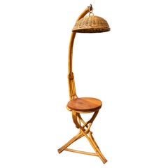 1970er Spanien Stehlampe aus Weidengeflecht mit integriertem Tisch