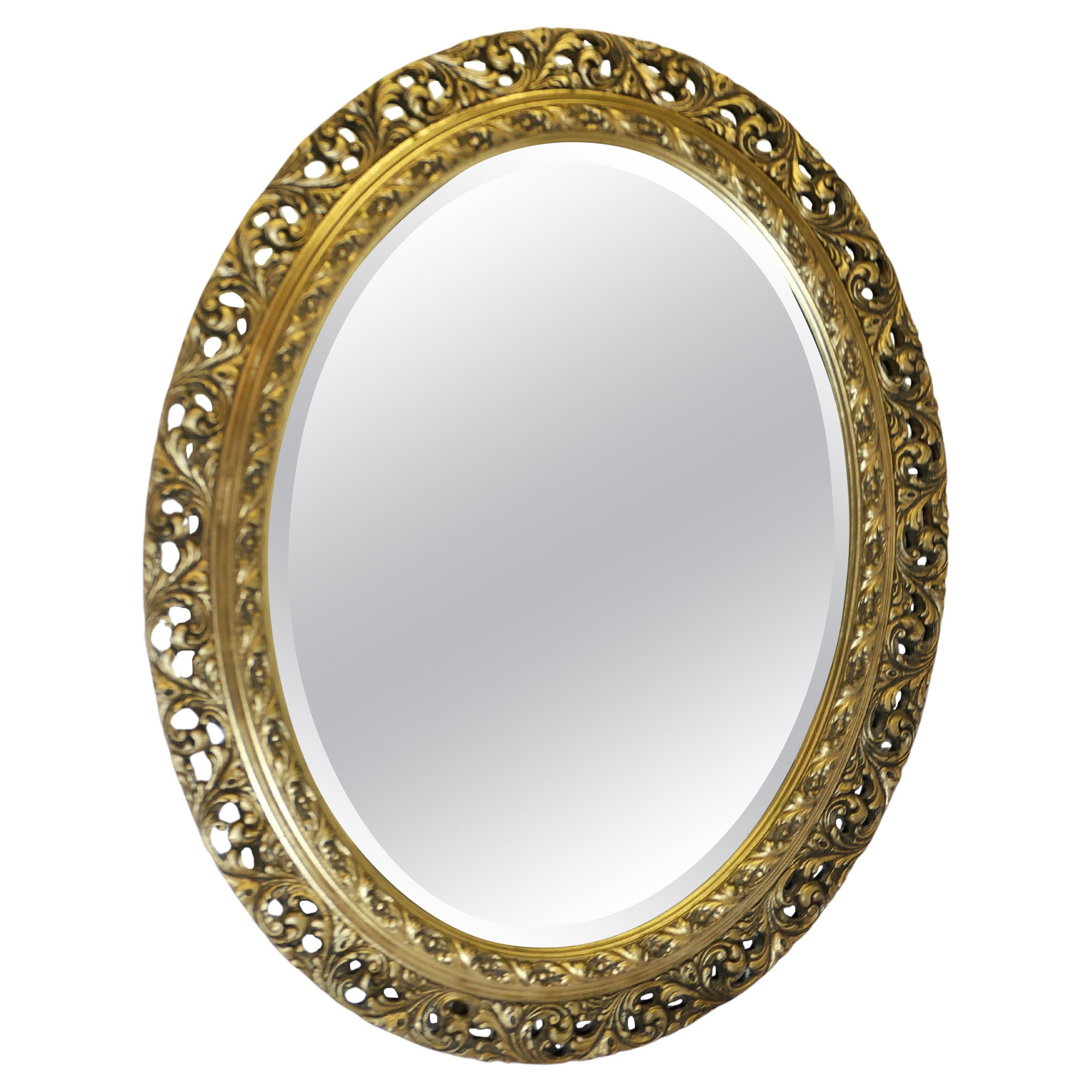 Ovaler vergoldeter Wandspiegel mit Schnitzereien    Dies ist ein sehr attraktiver Mirror