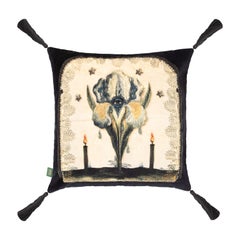 THE FLOWER AT THE GATE Samt Medium Kissen - Noir