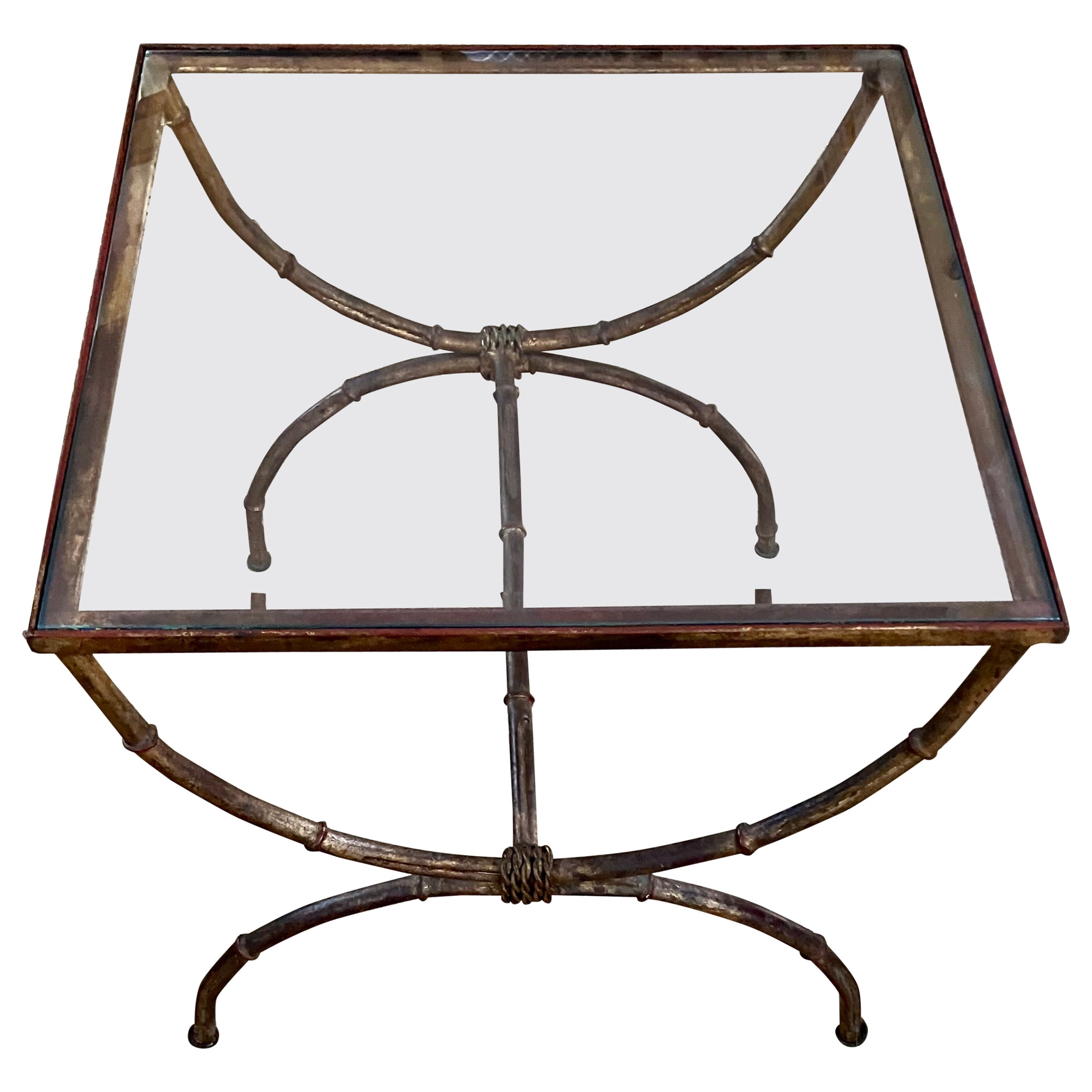 Mesa auxiliar de bambú y metal dorado