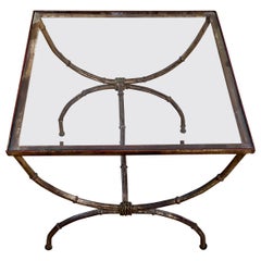 Mesa auxiliar de bambú y metal dorado