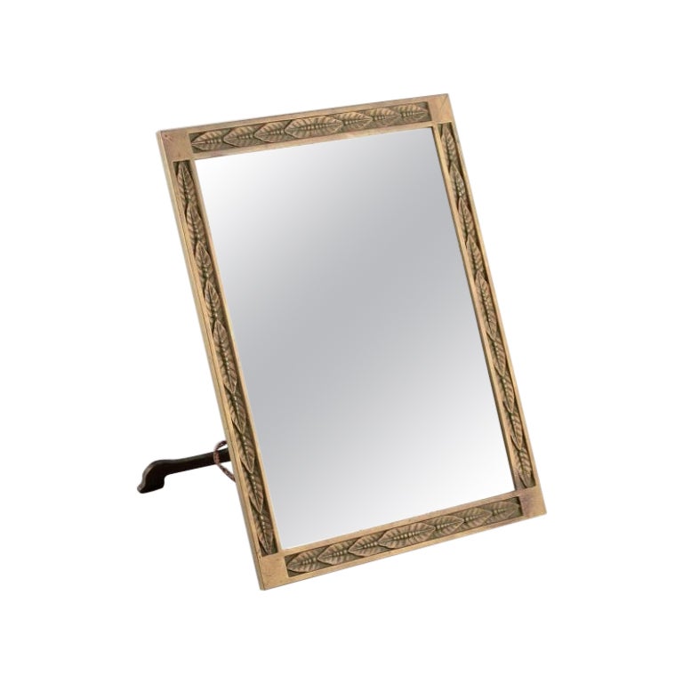 Design/One. Miroir de table Art Nouveau en laiton avec feuilles en relief. en vente
