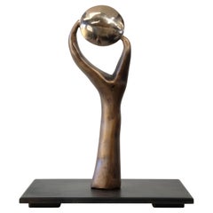 Escultura contemporánea de bronce, "Ojo de la percepción" de Tori Hermes
