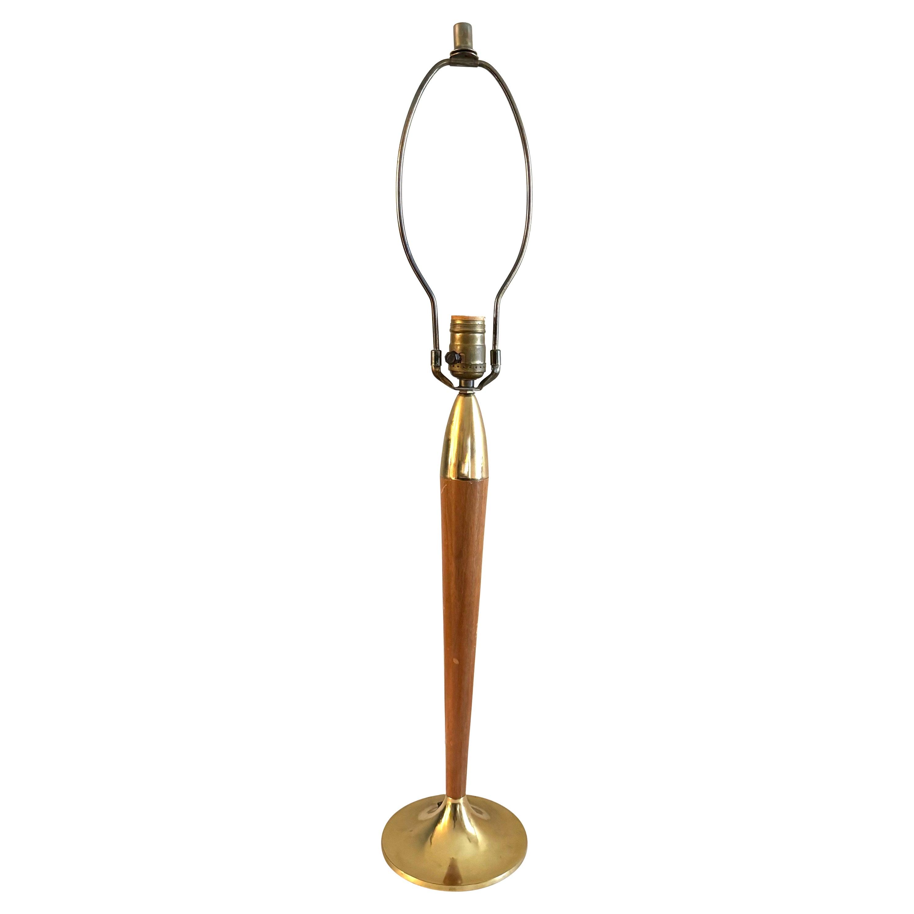 Lampe de table en laiton et noyer The Moderns