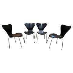 Satz von 4 Stühlen aus der Schwarzen Serie 7 Stühle von Arne Jacobsen für Fritz Hansen
