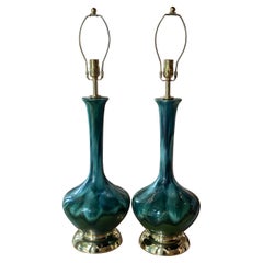 Coppia vintage anni '60 di lampade da tavolo con smalto a goccia blu e verde con basi in ottone appena cablate