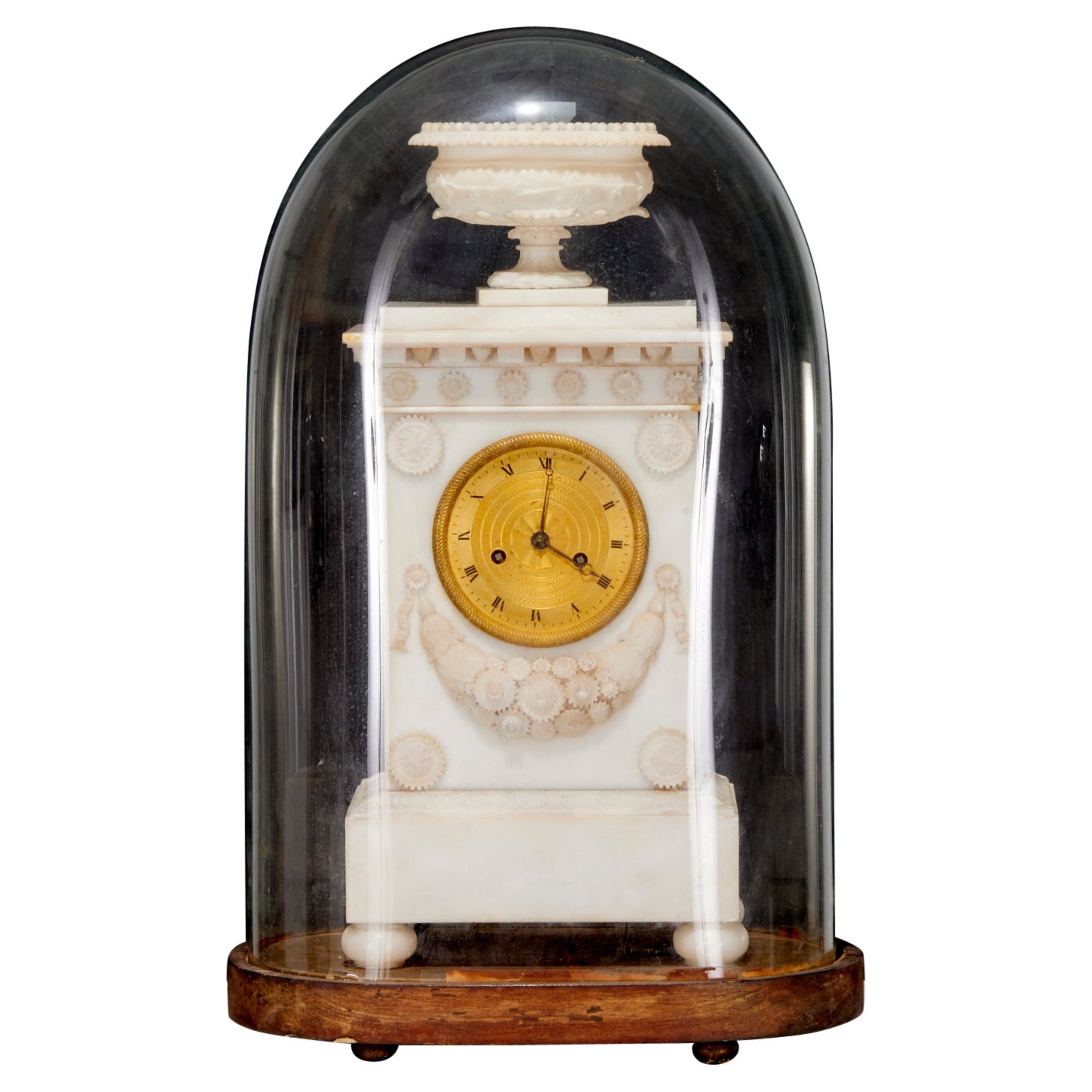 Orologio alto Louis Philippe del XIX secolo in alabastro intagliato e ottone con cupola in vetro