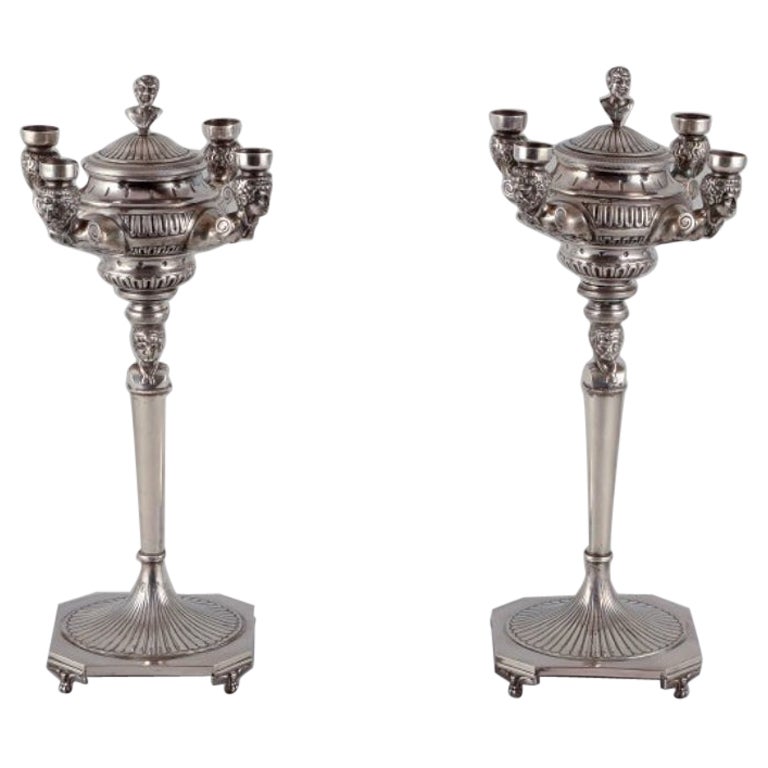 Coppia di grandi e imponenti candelabri italiani in argento.