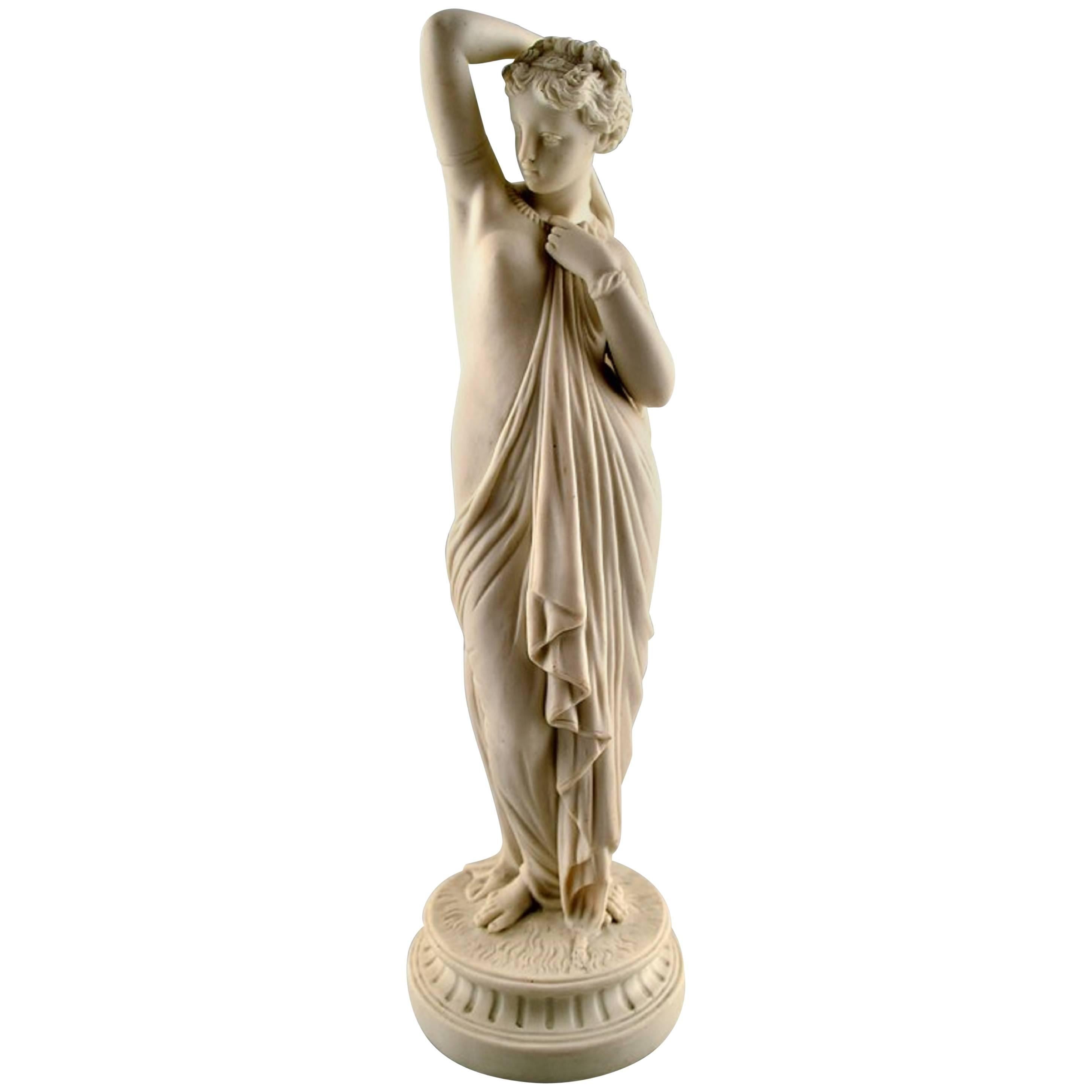 Grande figurine ancienne en biscuit représentant une femme semi-nue dans un style classique