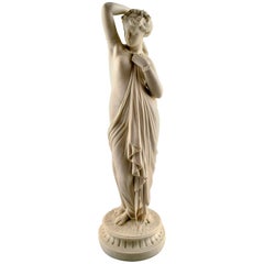 Antike, große Biskuitfigur einer halbnackten Frau im klassischen Stil