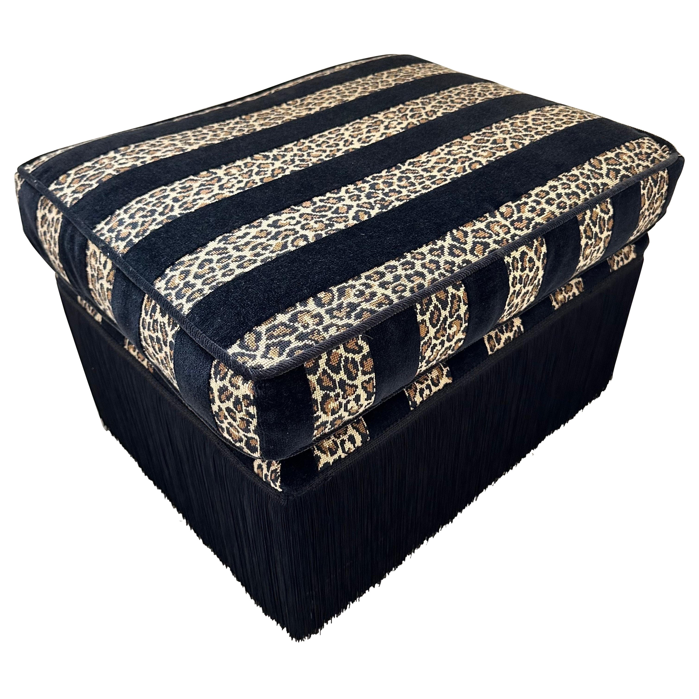 Ottomana rettangolare vintage con velluto a righe leopardato nero e frange