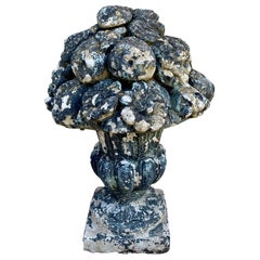 Estatua neoclásica de jardín rellena de fruta con urna topiaria de piedra fundida