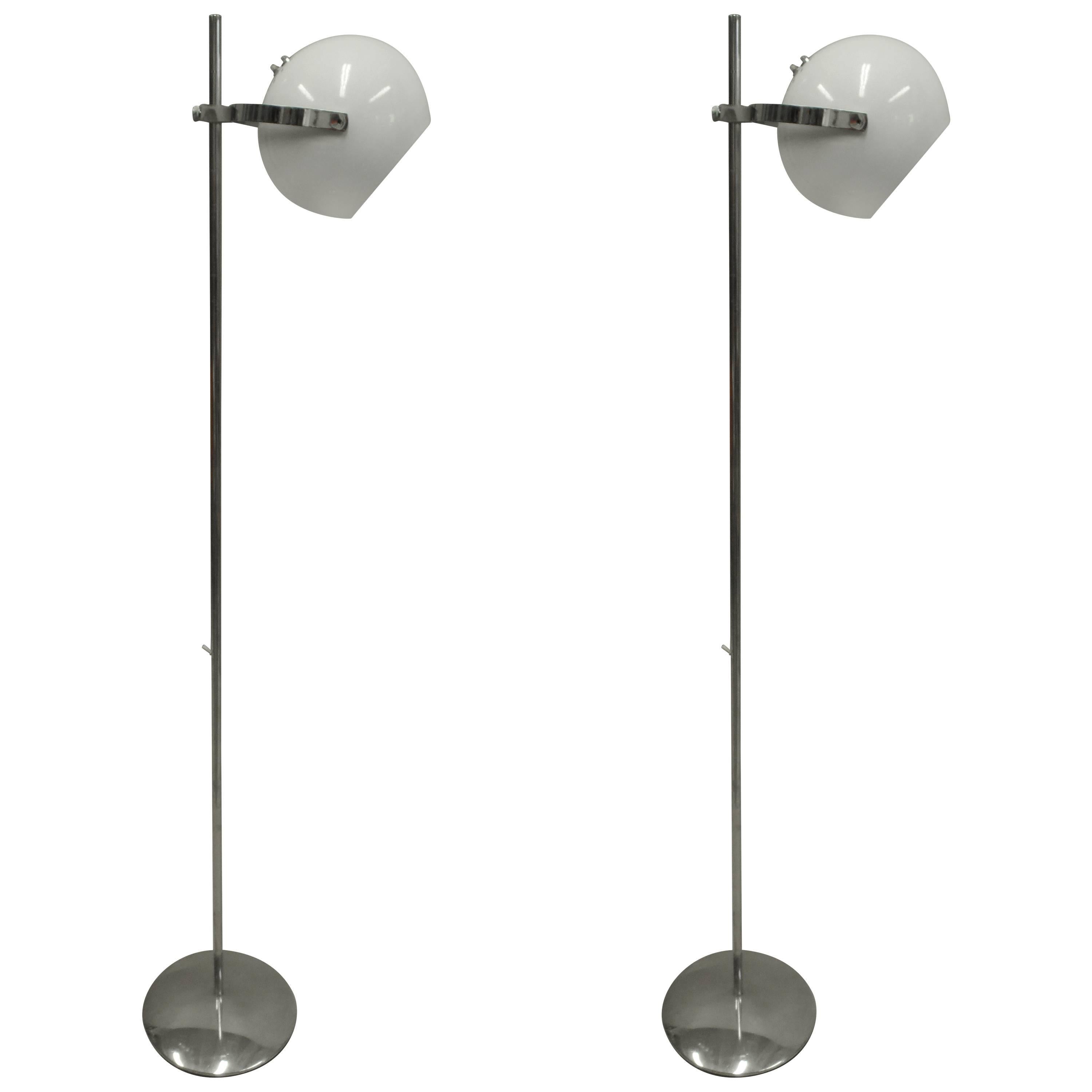 Paar italienische Mid-Century-Modern-Stehlampen mit Gelenk von Reggiani im Angebot