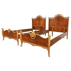 Antique French Provincial Louis XV Burled Walnut and Parcel Painted Twin Beds (Camas gemelas)