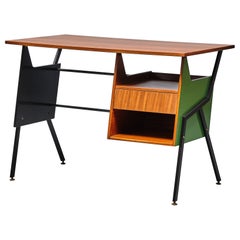 Scrivania in teak italiana del metà del secolo scorso, anni '50 - Accenti di lacca verde e nera