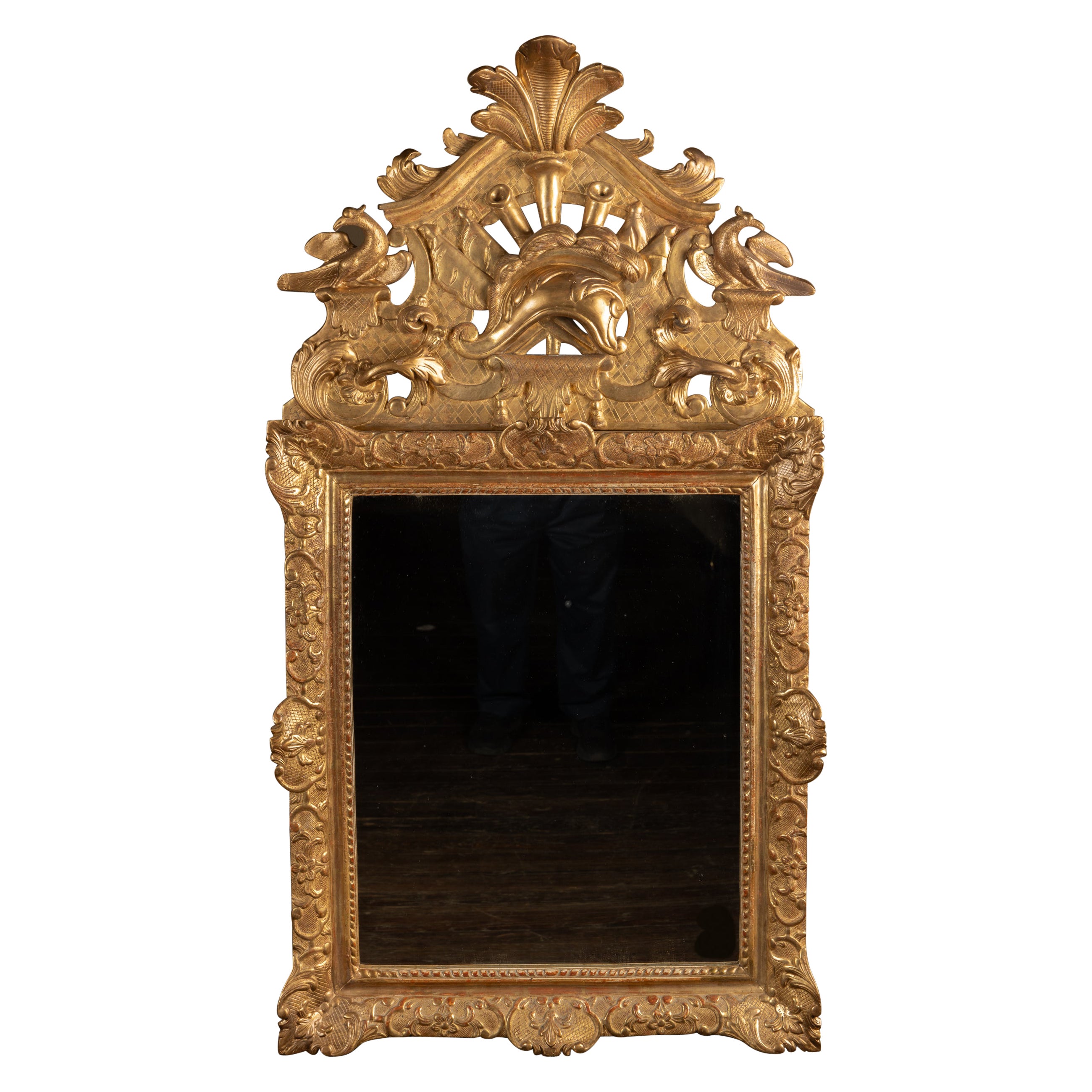 Miroir à feuilles d'or sculpté de la Régence française du XVIIIe siècle