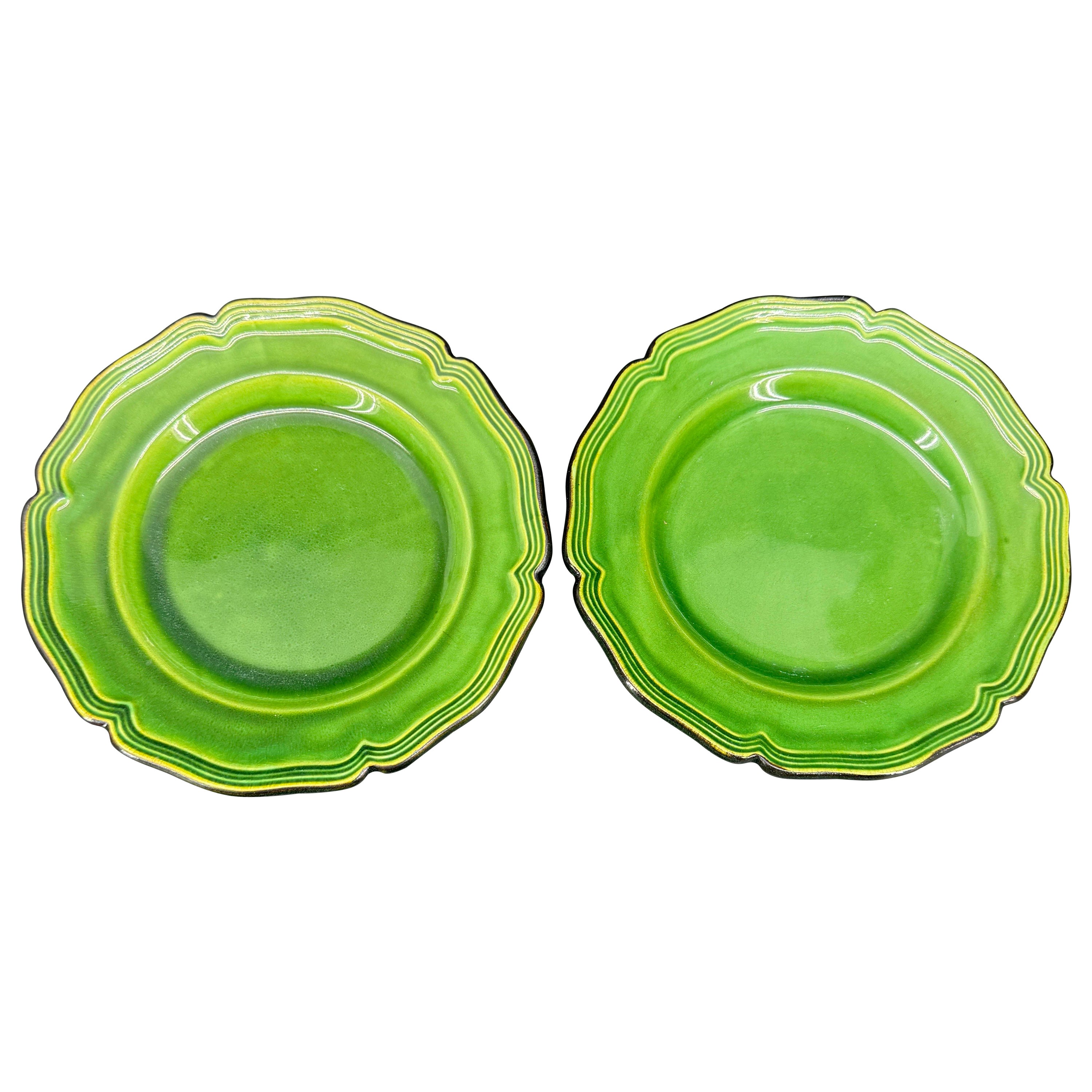 Pareja de platos franceses Poterie Milon S Dieulefit esmaltados en verde en venta