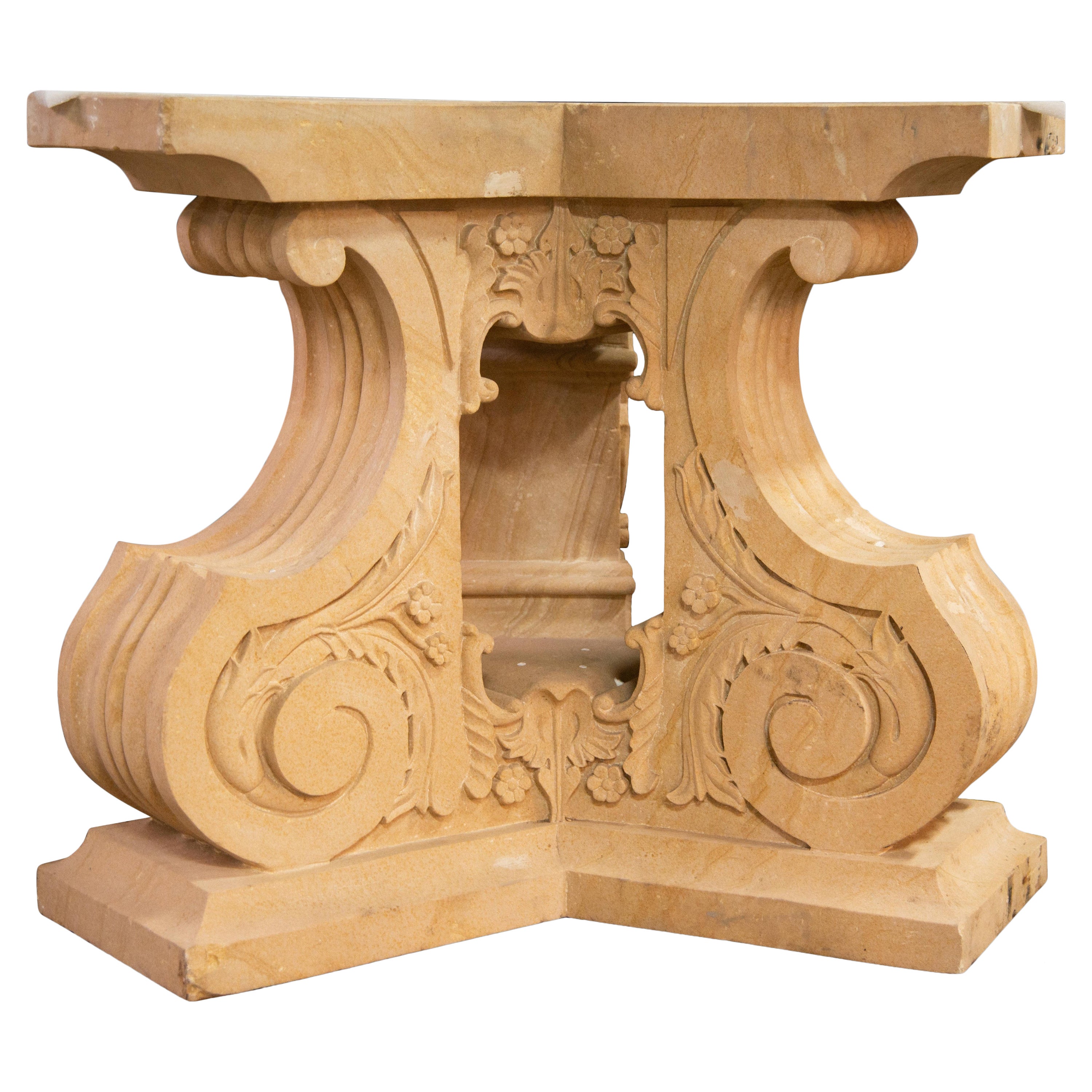 Base Florentine sculptée dans la pierre. en vente