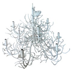 Palm Beach Vintage, lampadario a 9 luci a due livelli in metallo bianco e ferro, con corallo finto.