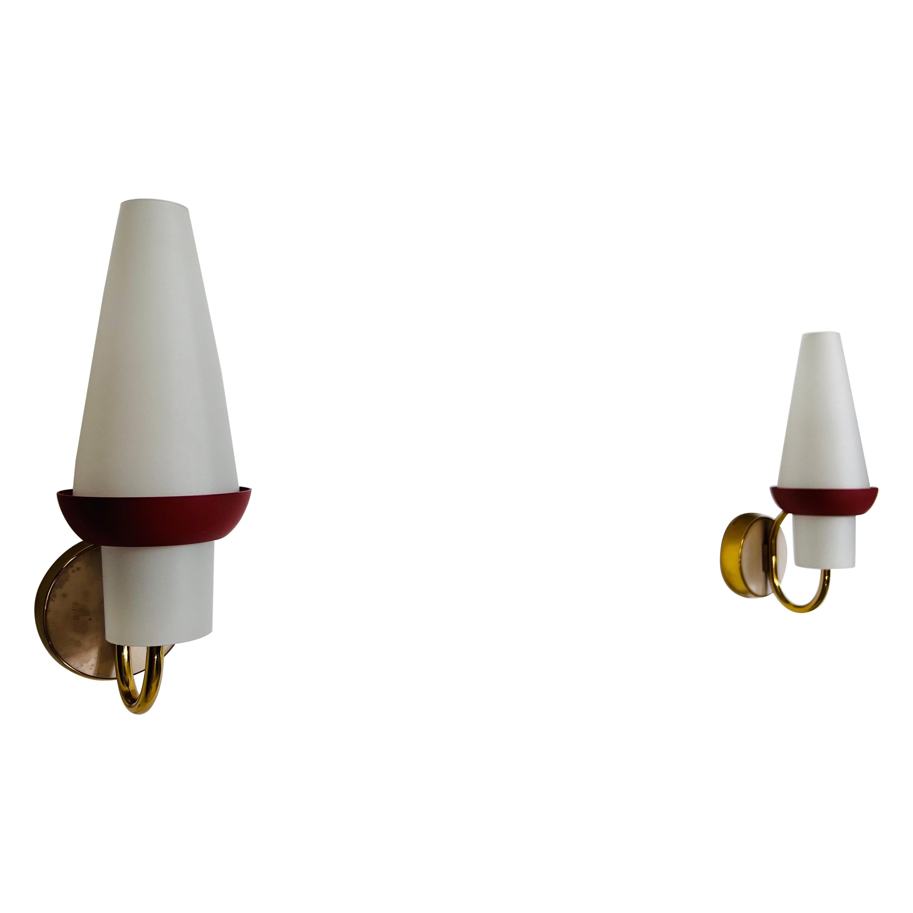 Coppia di lampade da parete di metà secolo in ottone e vetro opalino, Italia, anni '60