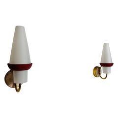 Coppia di lampade da parete di metà secolo in ottone e vetro opalino, Italia, anni '60