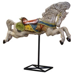 Cheval de carrousel français du milieu du siècle, sculpté et peint, sur stand en métal