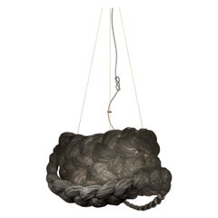 Grande lampe suspendue The Bride en graphite de Mammalampa